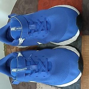 Nike Revolution